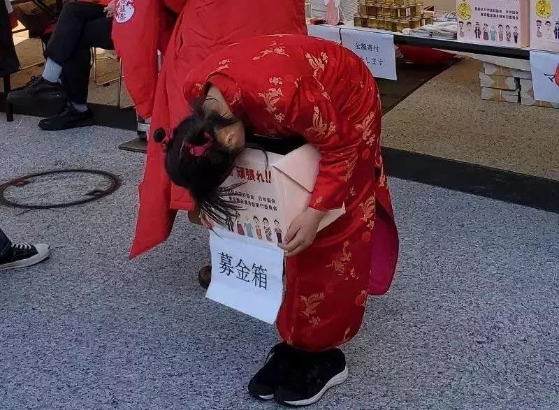日本"旗袍女孩"为武汉募捐，九十度深鞠躬·